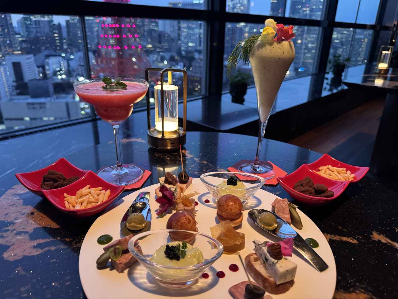 画像: パフェの前に、まずは腹ごしらえ。夜景を眺めながらの一皿は、それだけで特別な時間の始まりを感じさせてくれます。 ストロベリーシャンパン スープ　3,100円（税込・サービス料別途15％加算） ファーマーズ ガーデン　2,700円（税込・サービス料別途15％加算）