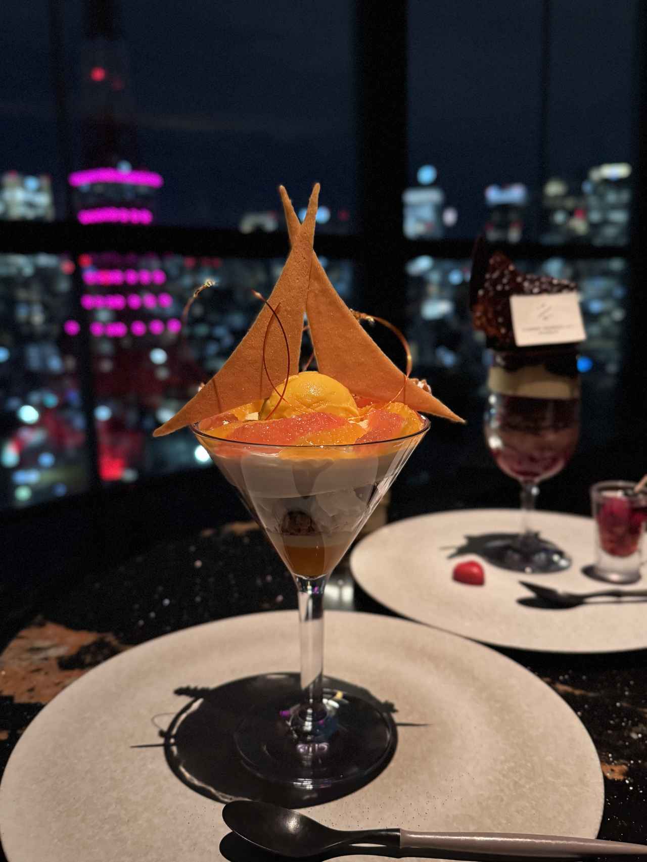 画像: 東京タワーをイメージした、ここだけのオリジナルパフェ