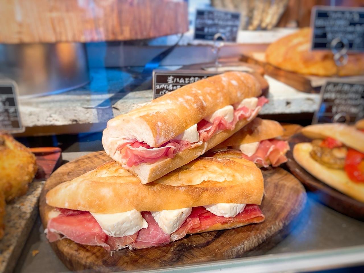 画像: 生ハムとカマンベール