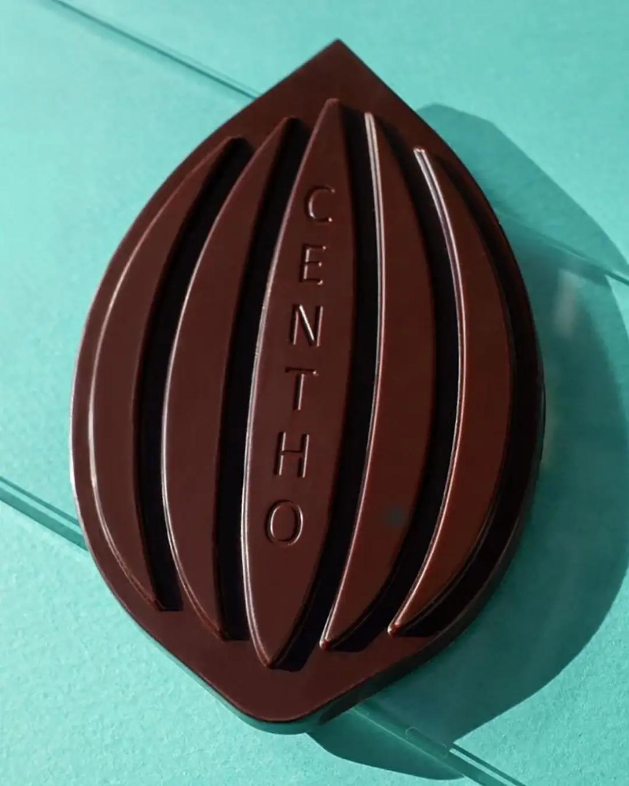 画像: カカオ デュ ボヌール スモーキーキャラメル 価格（税込み）：一粒　1,296円　※2026年1月時点 直径約11cmのカカオ豆の形をしたタブレットの中に、限定フレーバーのスモーキーキャラメルのフィリングが入っています。