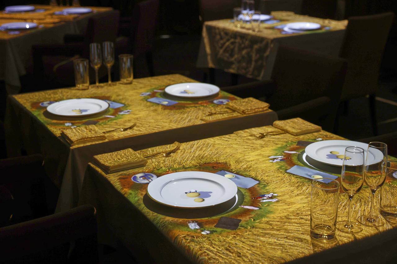 画像: テーブル上のプロジェクションマッピング（リトルシェフがラビオリを作る風景）