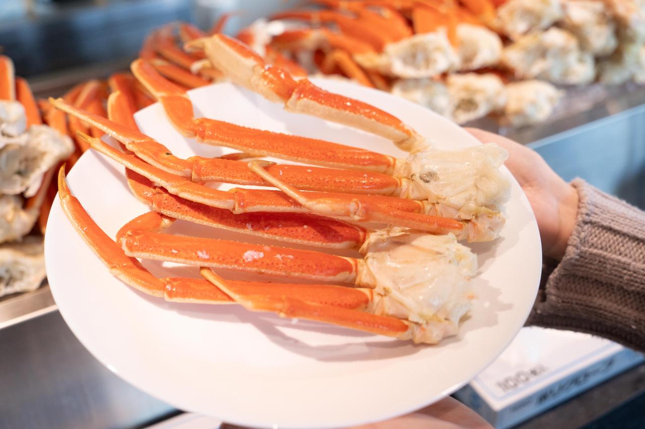 画像8: まずは外せない、生本マグロと本ズワイガニ