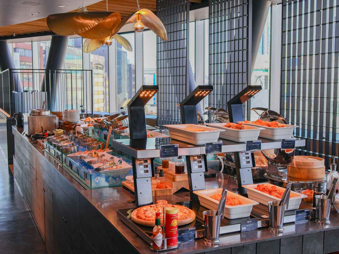 画像1: 東京ドームシティを望む、落ち着いた雰囲気の店内