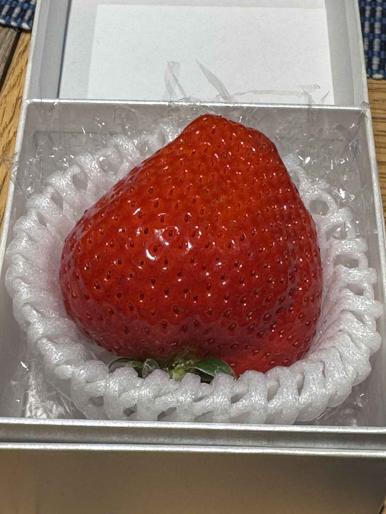 画像: 1粒40g 以上の超大玉の「あまおう」を農場から直接仕入れて販売