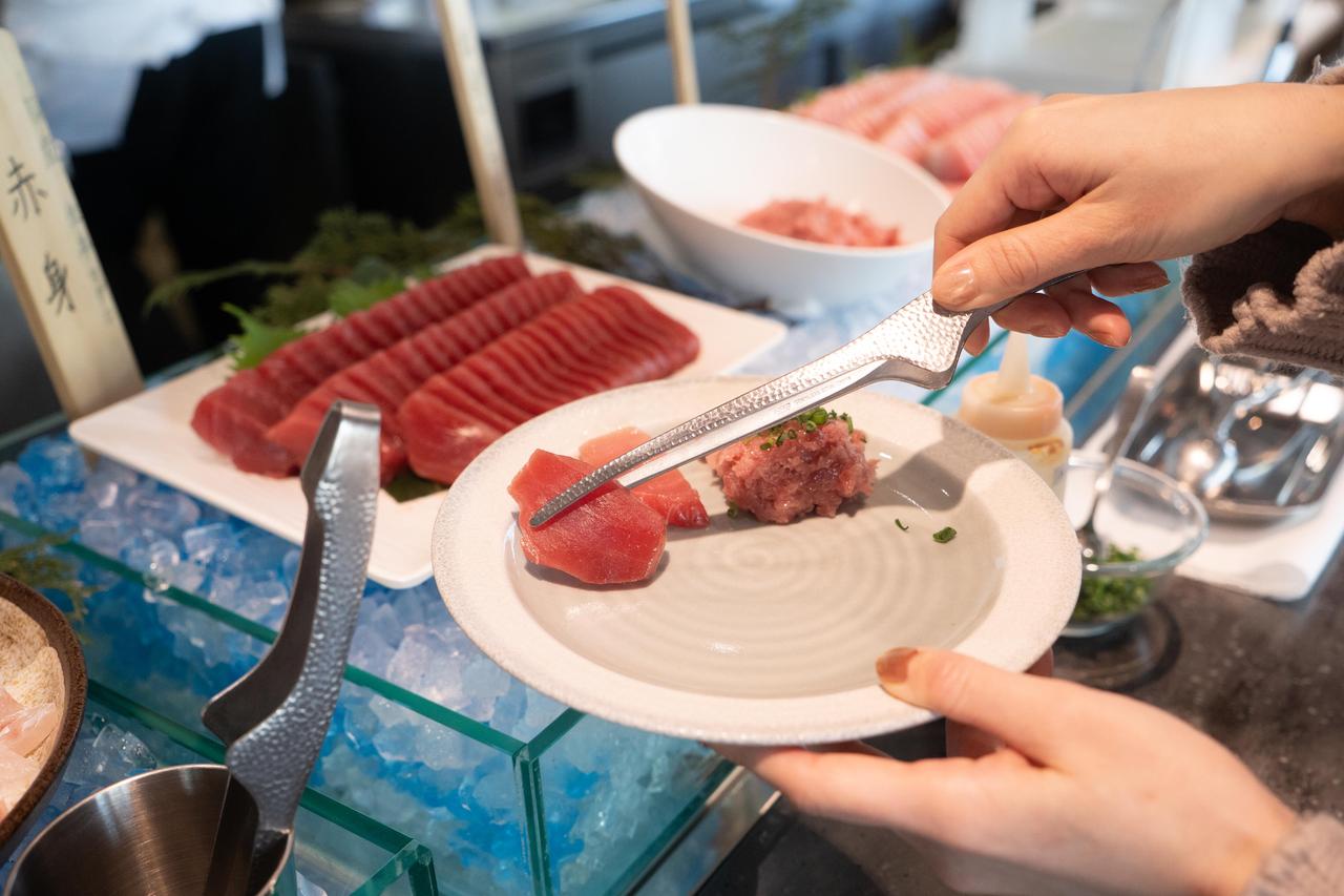 画像2: まずは外せない、生本マグロと本ズワイガニ