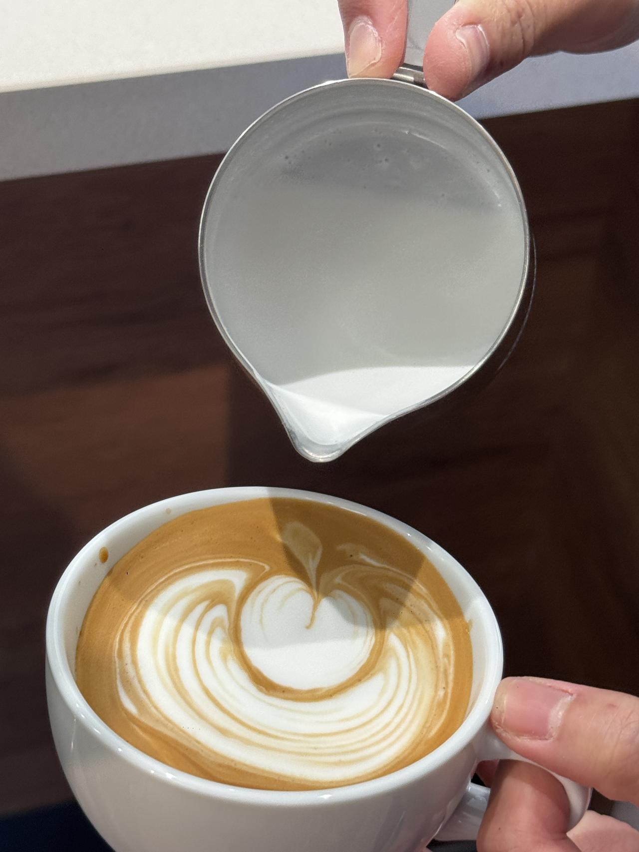 画像1: デロンギから新モデル♡バリスタ体験を自宅で「デディカ デュオ」、エントリーモデル「クラシック」に新色ホワイトが仲間入り