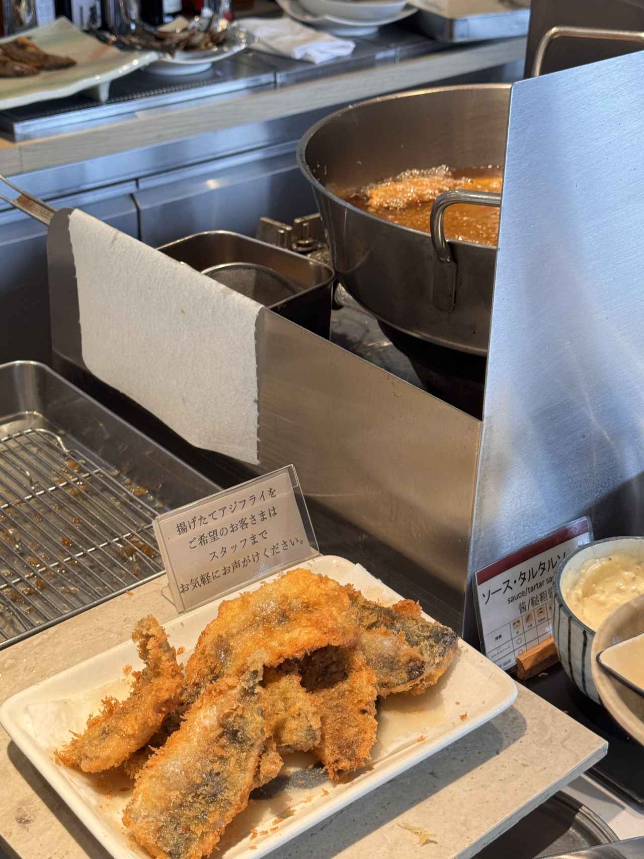 画像: 揚げたてアジフライもいただけます！
