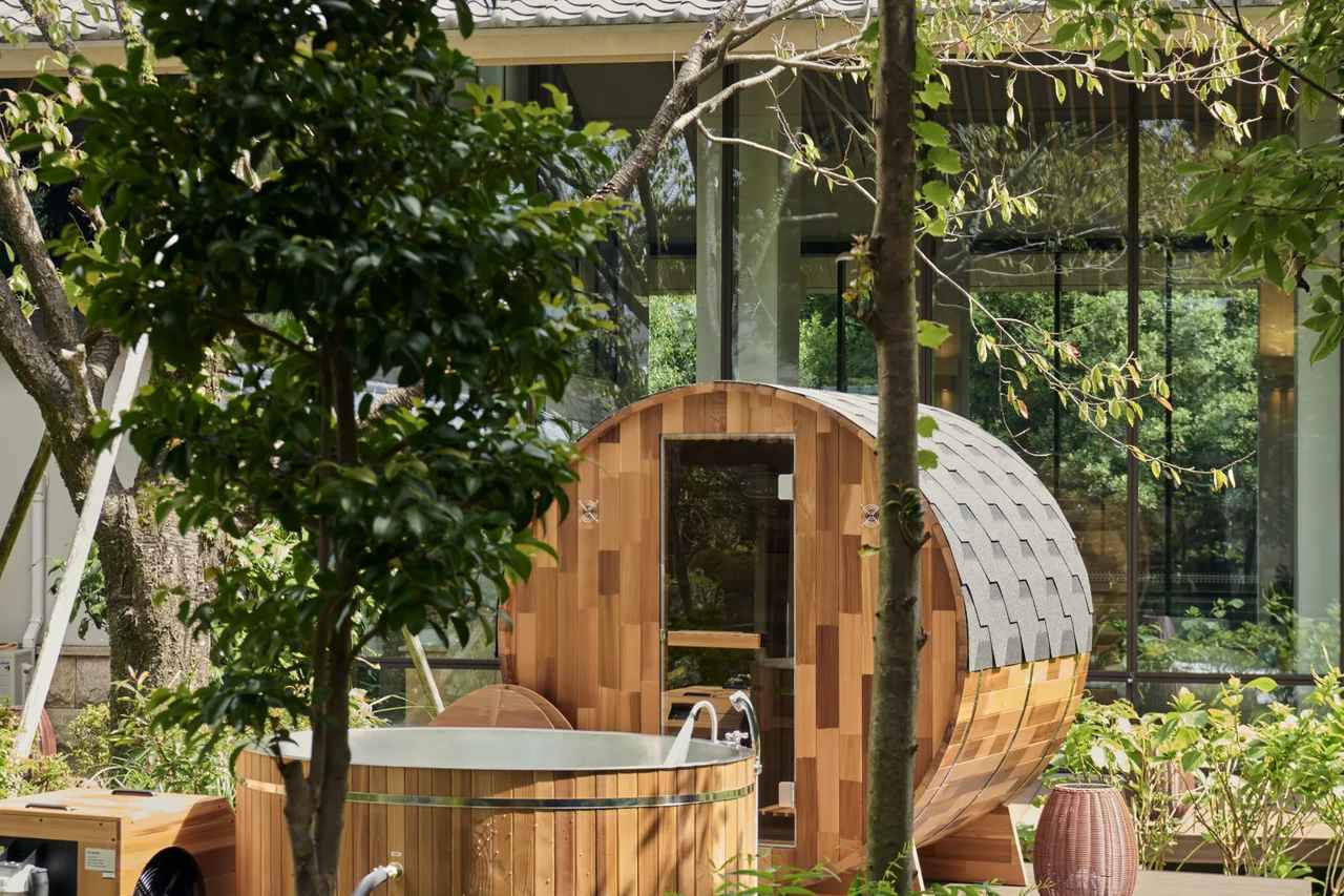 画像: バレルサウナ 木の温もりに包まれる樽型サウナ。丸みを帯びた空間が熱を均一に循環させ、芯からじっくりと温まる至福のひとときを。