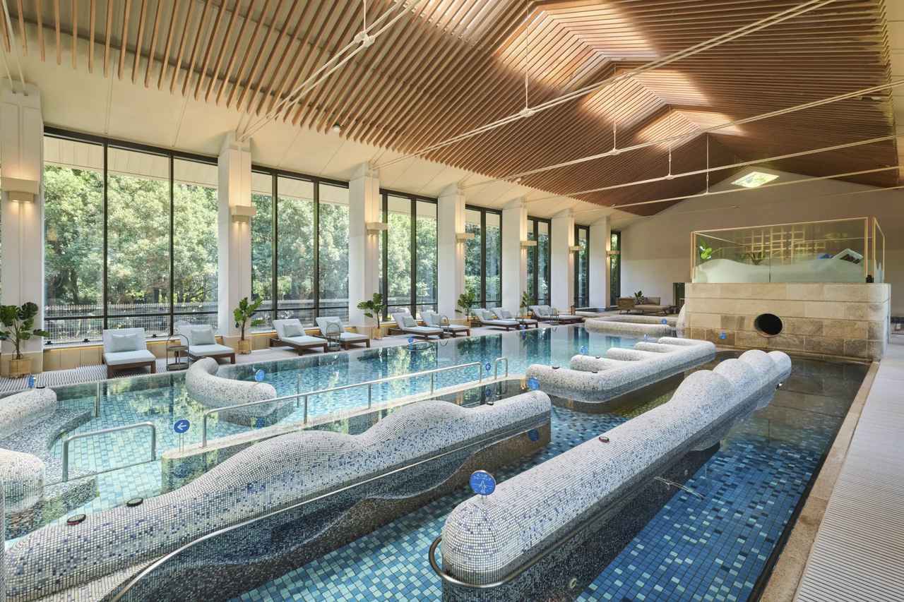 画像: 海洋深層水タラソプール 赤沢沖の深海 800mから組み上げた新鮮な海水を温め、プールに使用。身体を優しく包む温かな海水に身を委ね、心身ともにリラックス！