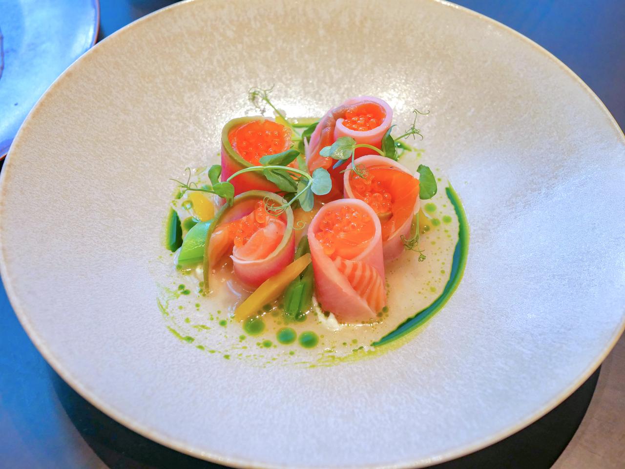 画像: タスマニア産サーモンのグラブラックス サーモンコンソメ 春野菜