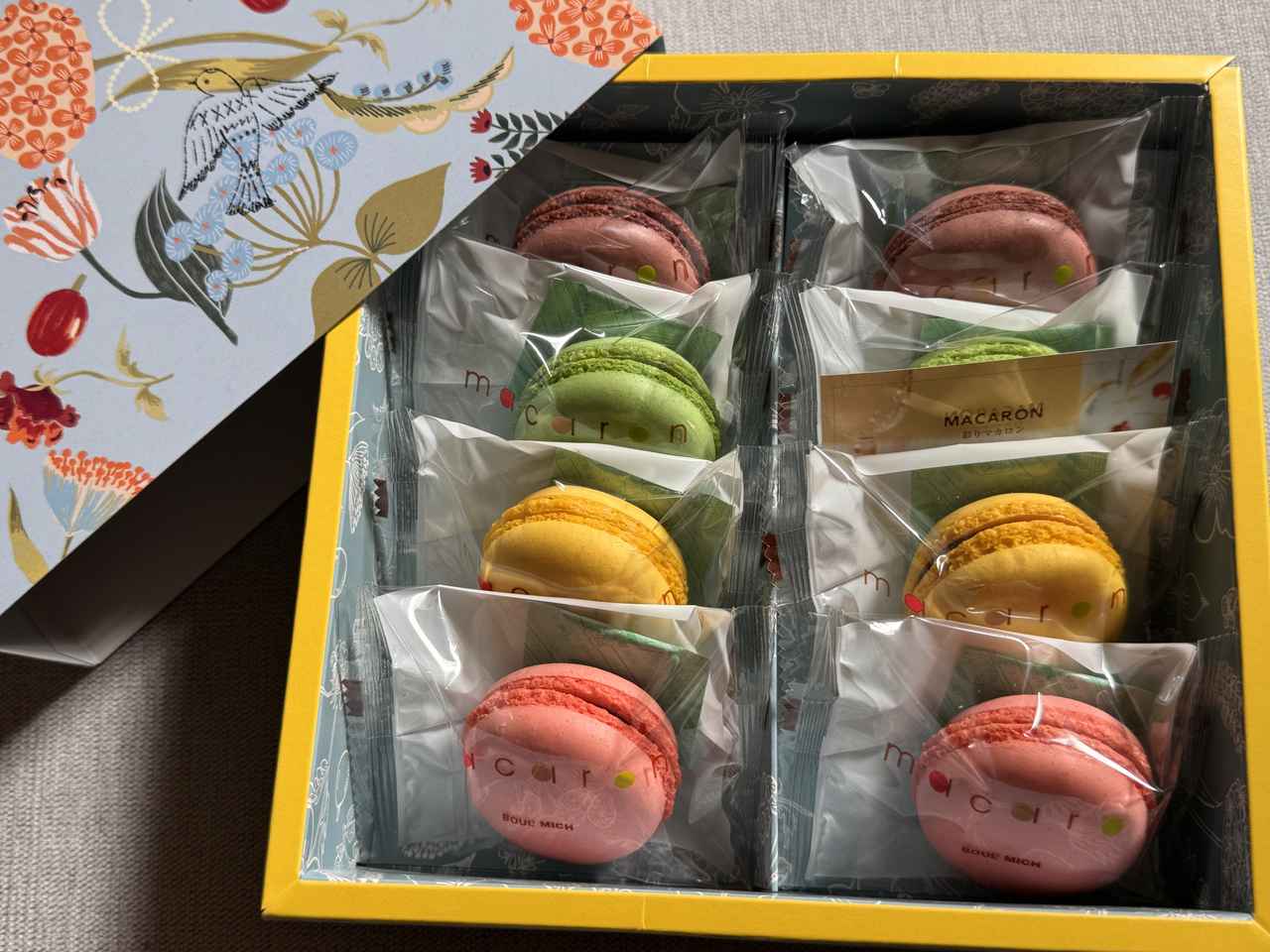 画像: 彩りマカロン 4個入：税込¥1,080（本体価格¥1,000）各1個 8個入：税込¥2,160（本体価格¥2,000）各2個