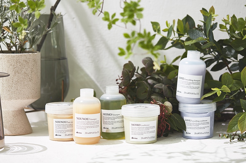 画像: 外箱が必要な際にはFSC認証の資材を使用、接着剤の使用を控えリサイクルがしやすい商品設計を行い ボトル本体にはリサイクルプラスチックやバイオベースのプラスチックを多く採用。品質を保つ必要最低限の薄い容器を利用することで、プラスチック使用量の削減にも努めています。