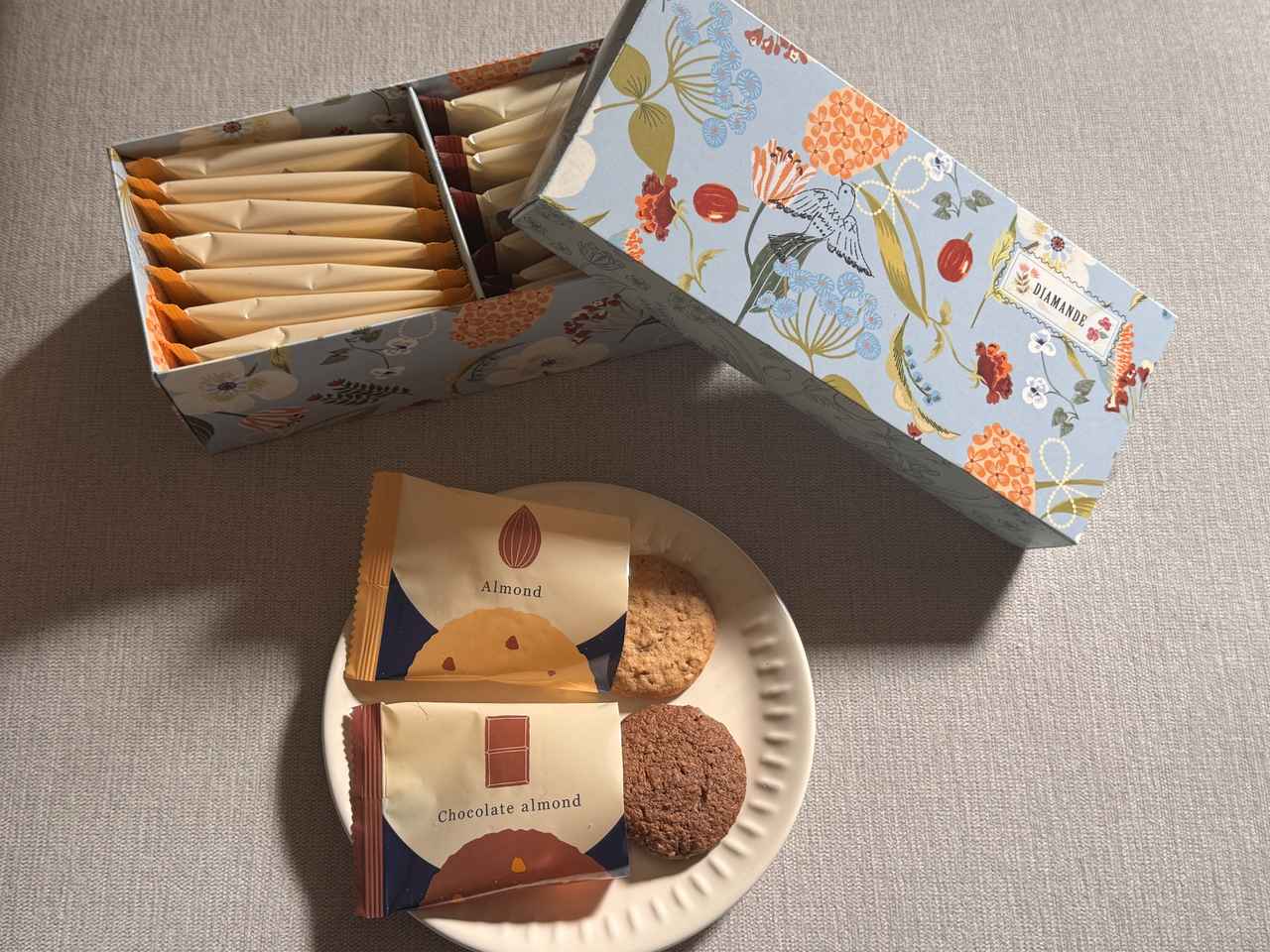 画像: ディアマンド 14個入：税込¥1,296（本体価格¥1,200） アーモンド7個、チョコアーモンド7個