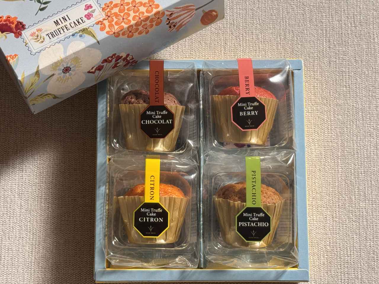 画像: ミニトリュフケーキ 2個入：税込¥540（本体価格¥500） ショコラ、ベリー各1個 4個入：税込¥1,080（本体価格¥1,000） ショコラ、ベリー、レモン、ピスタチオ各1個