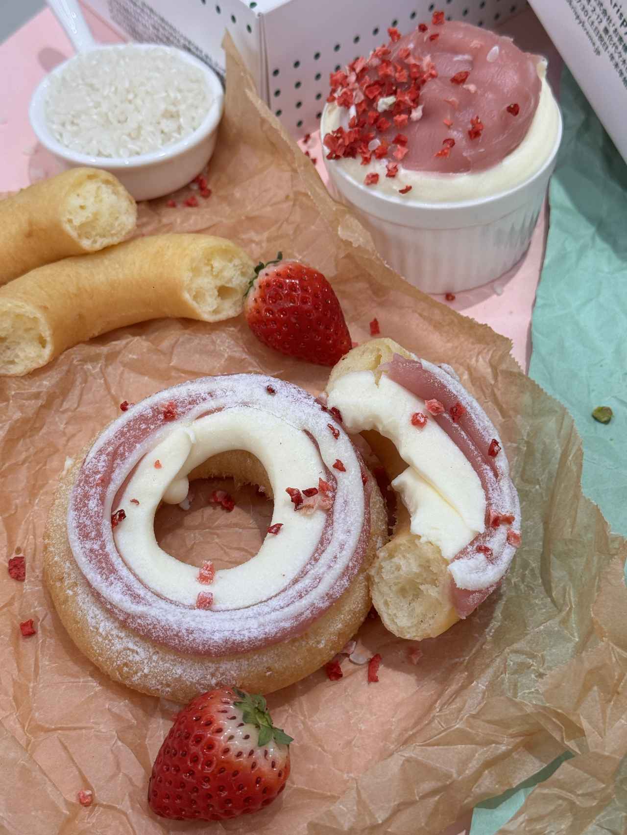 画像: 『Kome-Dough いちごミルク 』 【販売期間】2026年2月25日（水）～4月上旬頃　※なくなり次第終了 【販売価格】378円（イートイン385円）