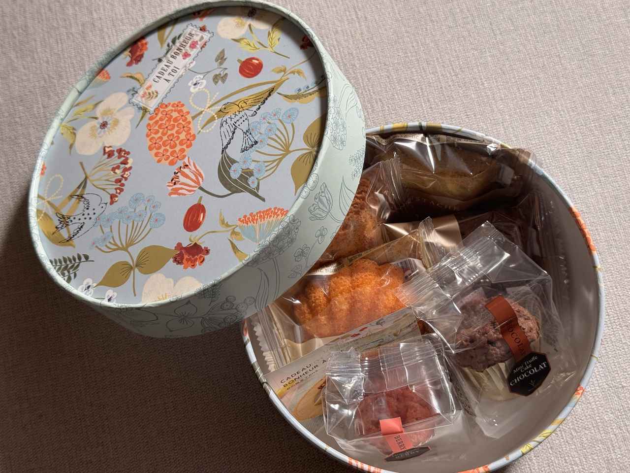 画像: 春の焼菓子BOX 6個入：税込¥1,458（本体価格¥1,350） ミニトリュフケーキ、 ミニトリュフケーキ(ベリー)、マドレーヌ、 フィナンシェ・ピスタチオ、 ヌーヴェルガレット(バニラ、チョコ)　各1個