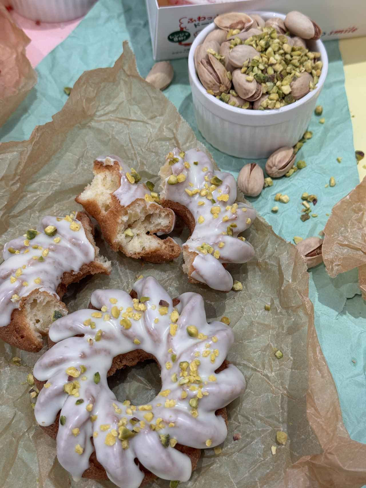 画像: 『ピスタチオ ホワイト チョコ クルーラー 』 【販売期間】2026年2月25日（水）～4月上旬頃　※なくなり次第終了 【販売価格】356円（イートイン363円）