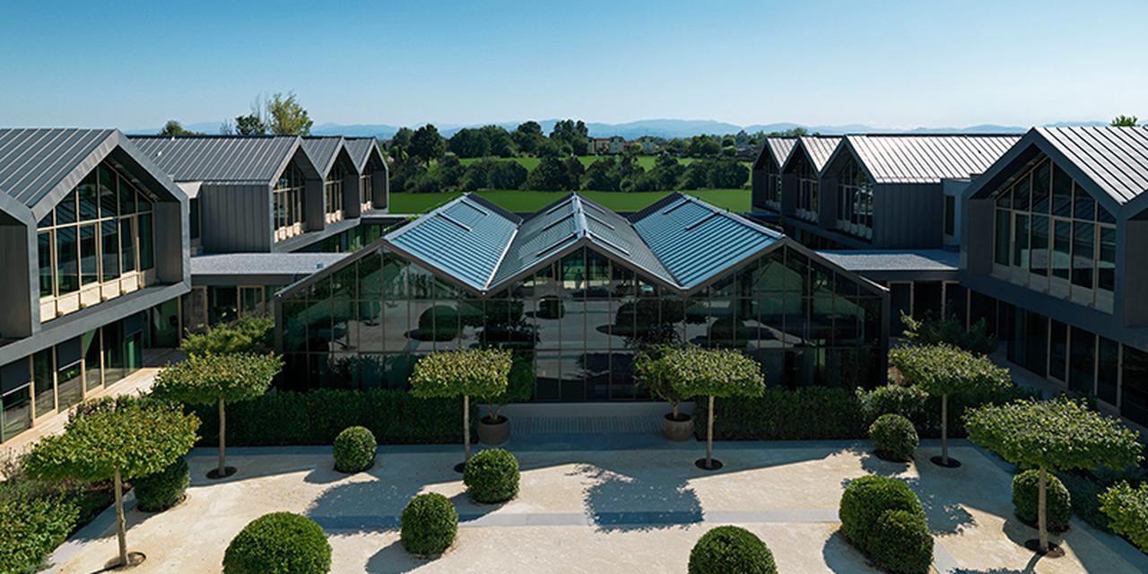 画像: ダヴィネスヴィレッジ 約80%が緑に覆われたダヴィネスヴィレッジは、オフィス、教育エリア、研究開発ラボ、製造施設、倉庫に加え、大きな温室と庭園を備えており、そこで栽培された植物は処方のためのサンプリングやテストに利用。正方形のエリアが円に囲まれた「サイエンスガーデン」のデザインは、サステナビリティのテーマである「循環」をイメージ。