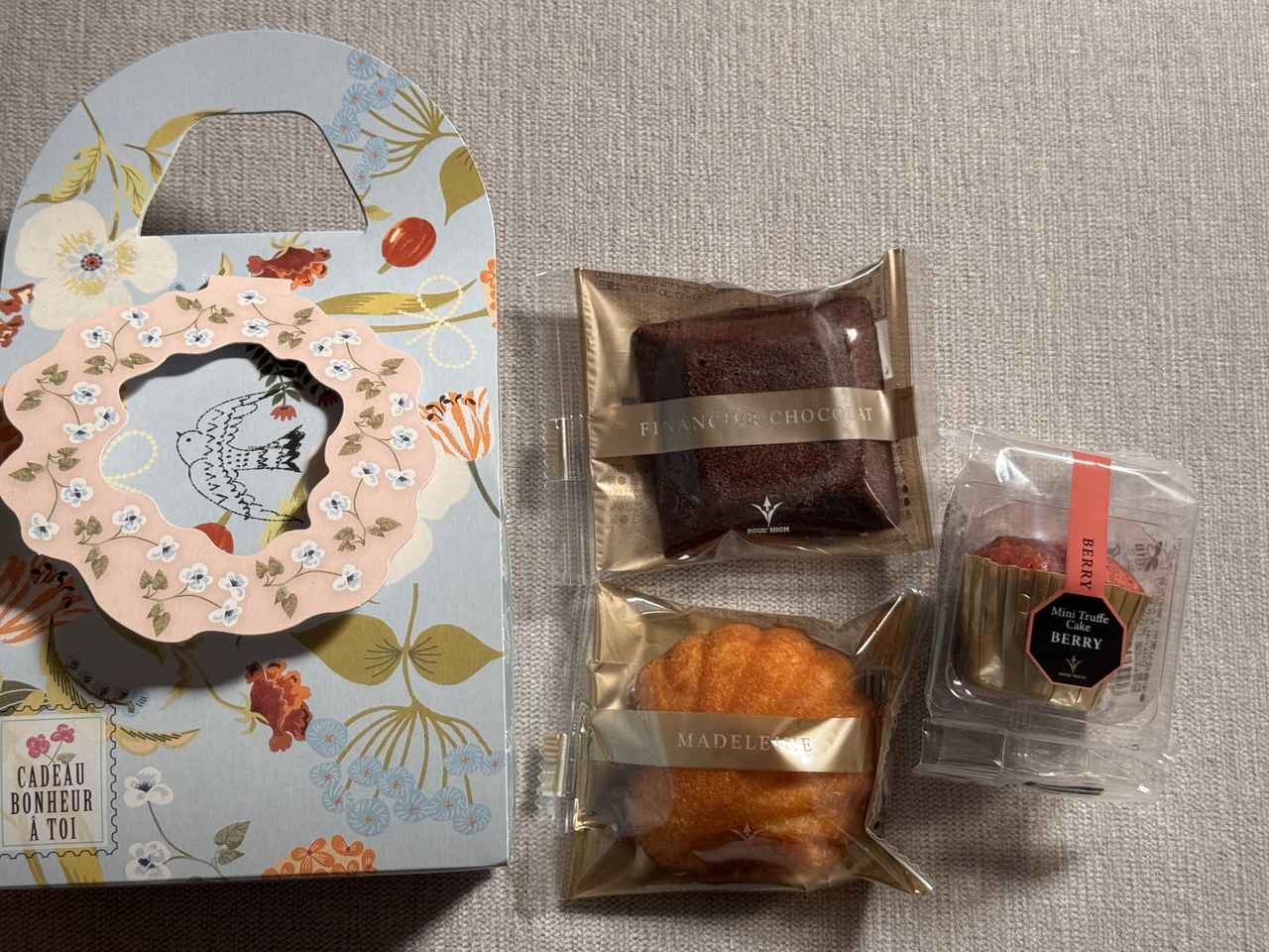 画像: 春の焼菓子ミニバッグ 3個入：税込¥729（本体価格¥675） ミニトリュフケーキ(ベリー)、 フィナンシェ・ショコラ、マドレーヌ　各1個