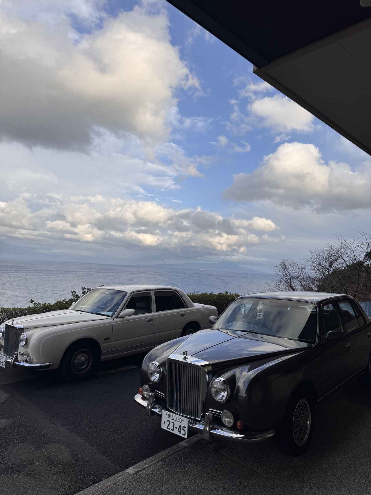 画像: 駅までの送迎はこちらのクラシックカーで