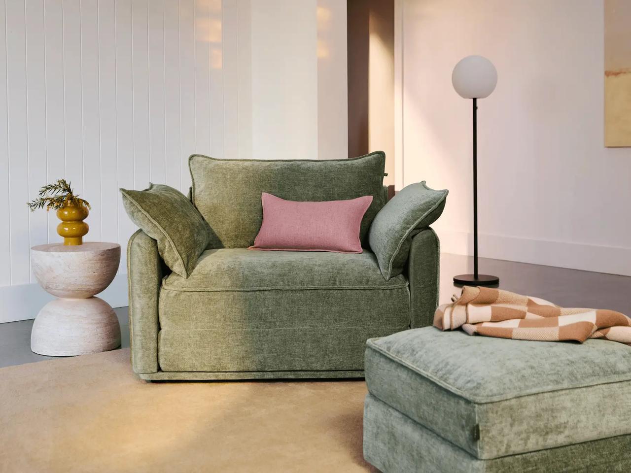 画像: Work Style（ソファー） コンパクトなのに、座面は幅 119cmと驚くほど広々（シングルサイズ）。マットレス品質のウレタン素材が、体を快適にサポートします。付属のクッションを自由に組み合わせれば、デスクワークの時間さえ、お気に入りのひとときに。