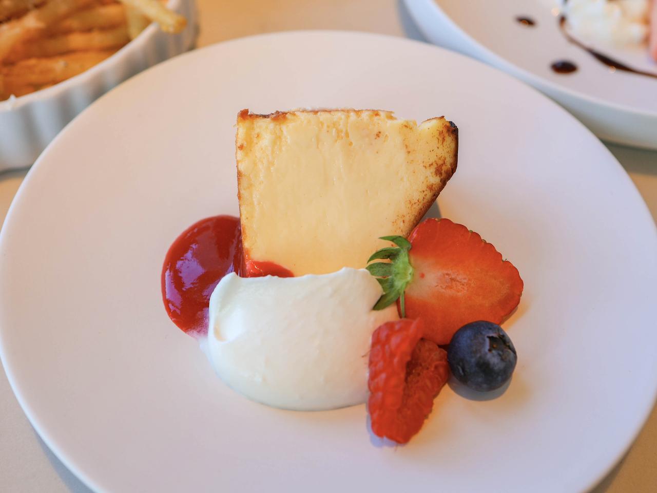 画像: Balcony by 6thの名物「バスクチーズケーキ」も登場