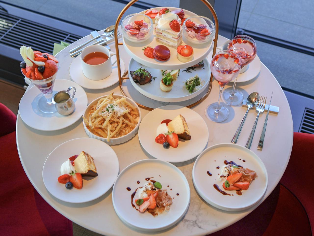 画像2: 苺とベリーが華やかな特製スイーツ