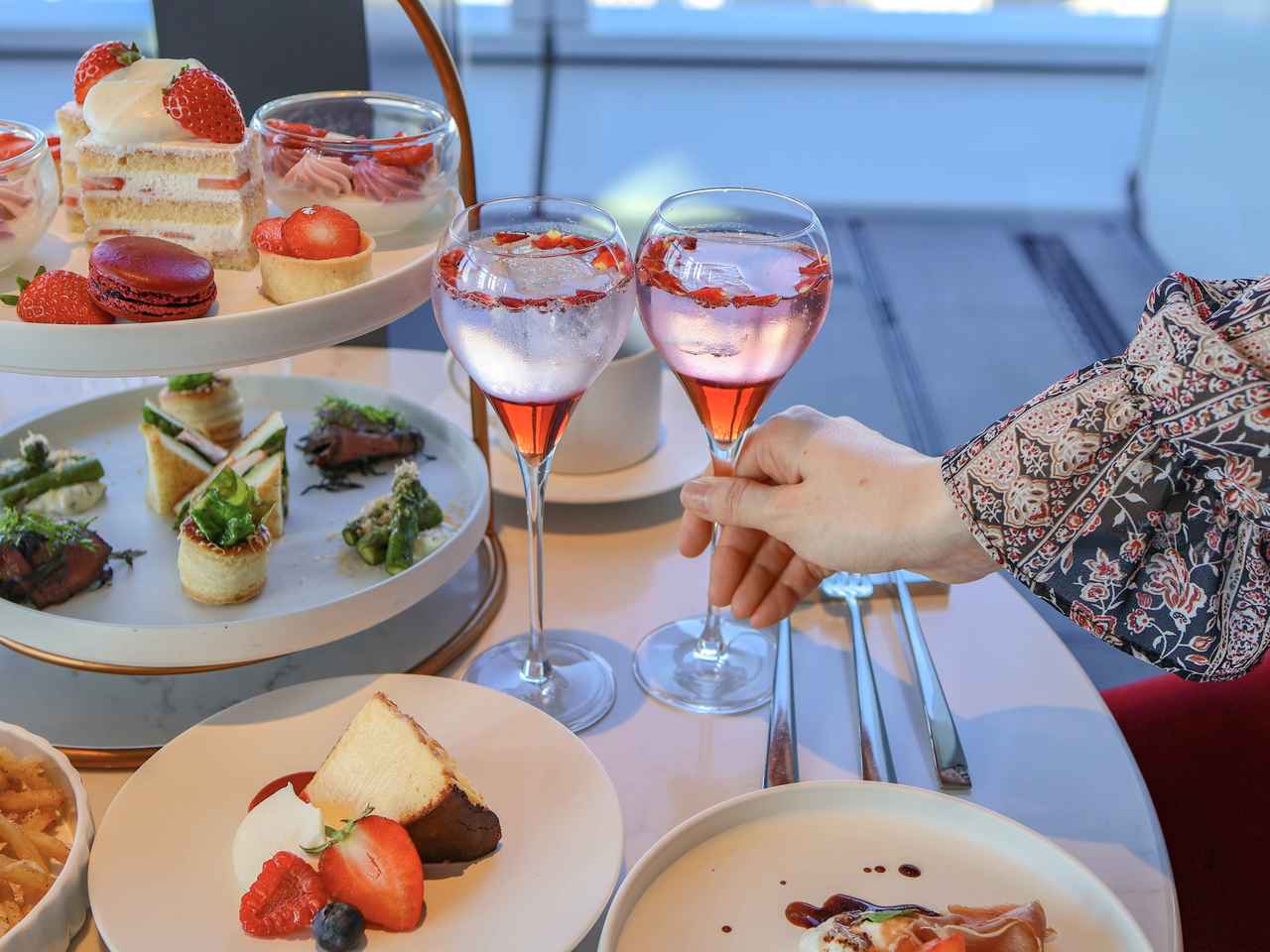 画像: 乾杯から始まる、豊富なフリーフロードリンク