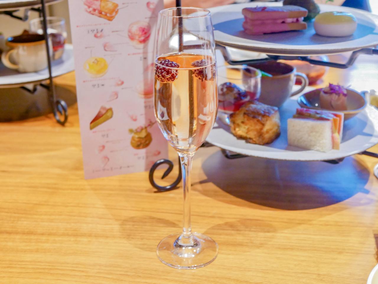 画像2: 桜が広がる空間で楽しむ春限定アフタヌーンティー