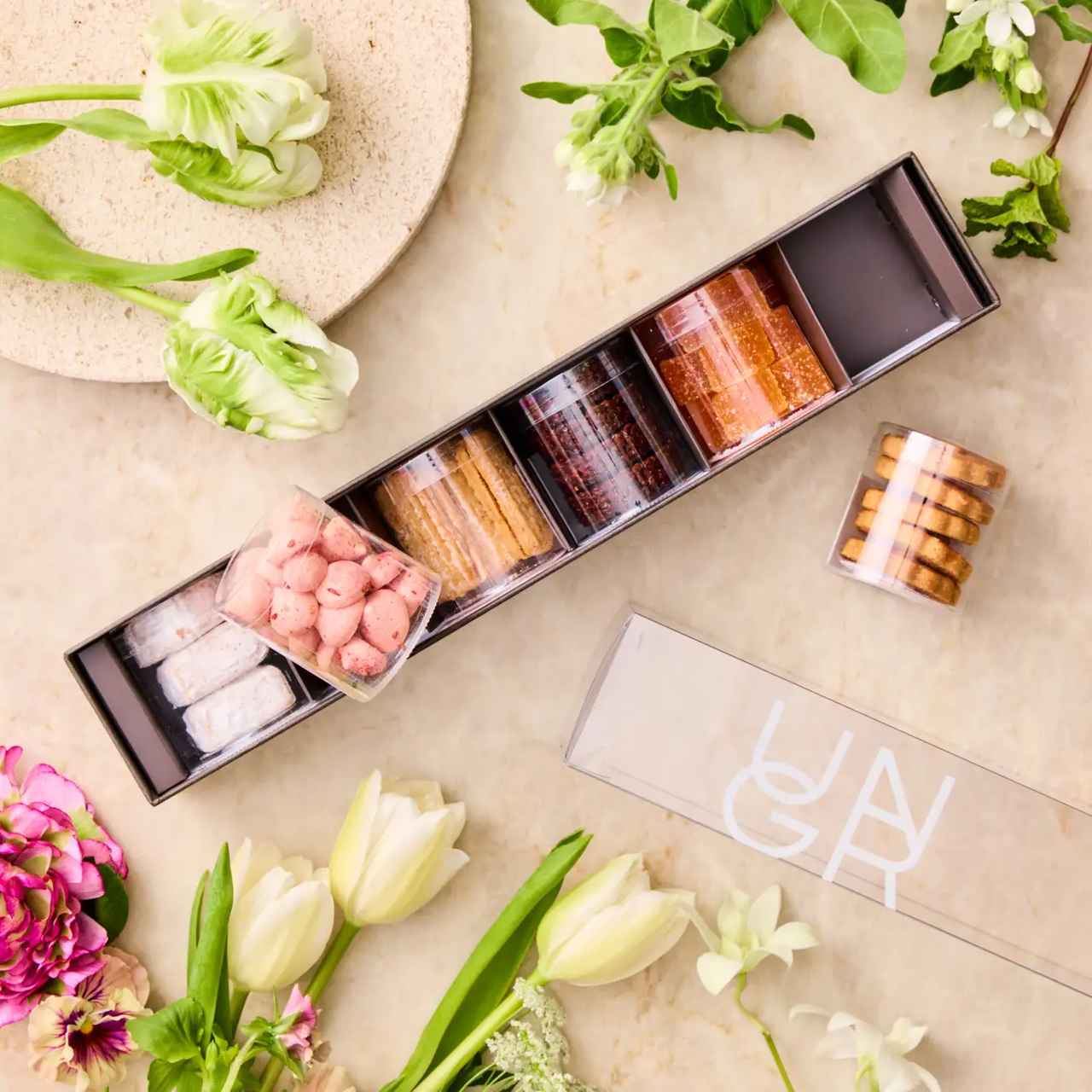 画像: 【3個箱】プチギフトボックス  ミニャルディーズ3個セット　価格 1,950円(税込) ＊詰め合わせ内容により価格は変動 ＊こちらの箱は有料（220円）にてご提供