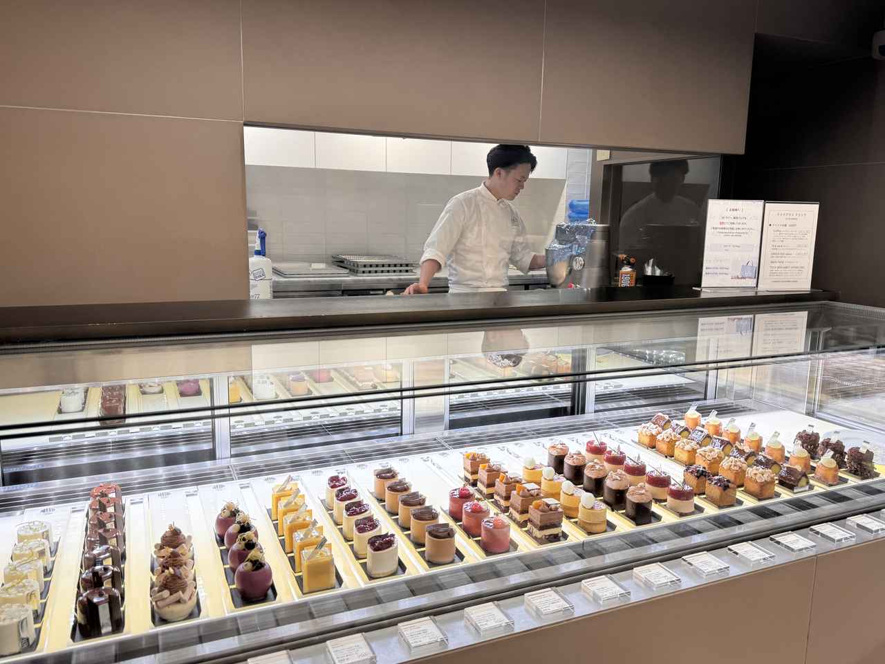 画像: シェフ パティシエ　岡澤 高志氏