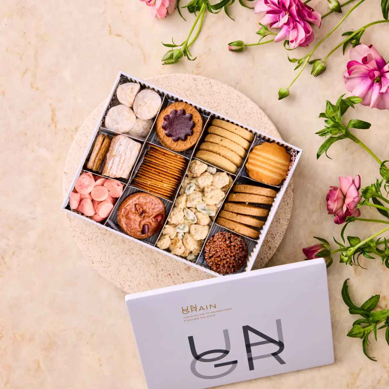 画像: メンバーズ会員しか手に入らない「アソルティモン プルミエⅡ」価格：5,800円(税込)　＊専用ショッパー付き 内　容：計12種 （皿盛り写真：上から時計回り）ブールド ネージュ★、リンツァー★ 、サブレ バニーユ、ガレット ナンテ★、サブレ カカウェット、チュイル ベルガモット★、クロッカン★ 、サブレ エピセ、ムラング フランボワーズ、サブレ カカオ、ピスターシュ スクレ★ 、フロランタン カフェ ※★の商品はこの缶だけの限定商品です。