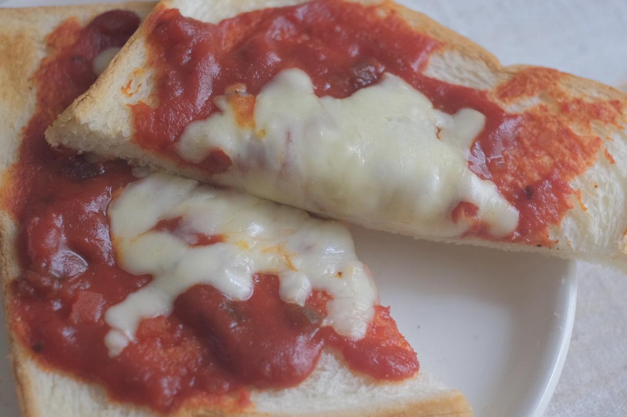 画像: 実際に作ったピザトーストはチーズをトッピングして♪