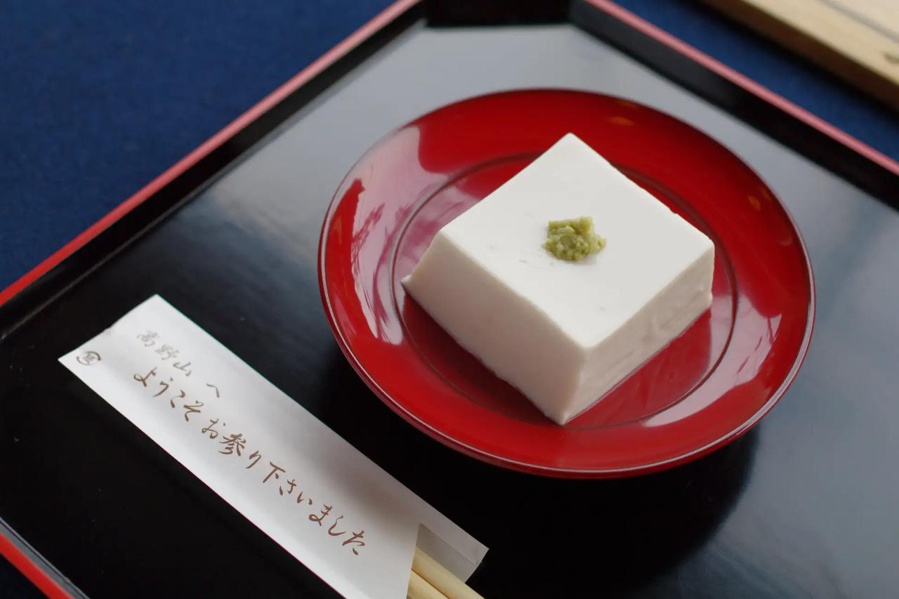 画像: ◇株式会社浜田屋／胡麻豆腐 　～精進文化を味わう、本物の胡麻豆腐～ 世界遺産・高野山で磨かれてきた精進料理の要、胡麻豆腐。明治三十八年創業の濱田屋は、百余年にわたり山内で胡麻豆腐一筋のものづくりを続けてきました。白胡麻、吉野本葛、高野山の天然水のみを用い、祈りとともに練り上げる一品は、滑らかさと弾力、そして澄んだ後味を併せ持つ、高野山精進料理の逸品です。