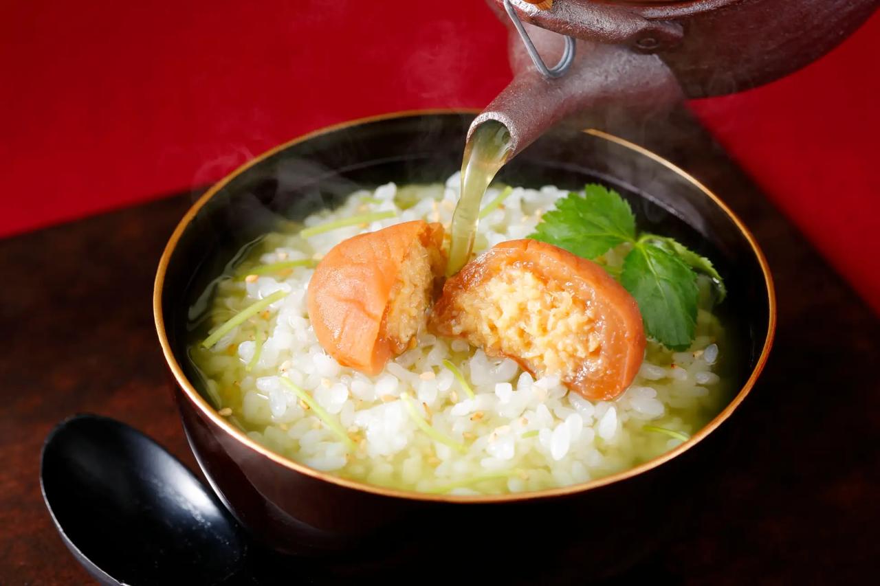 画像: 【グランプリ】 ◇株式会社岩谷／紀州 梅真鯛梅 　～おめでたい鯛を梅で包んだ、「うめでたい」縁起の良い一品～  甘酢みそで味付けした紀州産真鯛のほぐし身を紀州南高梅で包んだ「紀州 梅真鯛梅」。梅の程よい酸味と真鯛の上品な旨味が重なり合い、ご飯やお茶漬け、酒肴としても完成度の高い味わいを生み出します。和歌山を代表する海と山の味覚を一粒に凝縮した、贈答品としても高い評価を受ける逸品です。