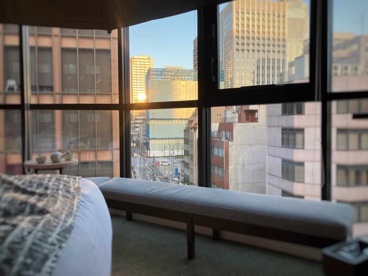 画像: 大きな窓から、ビルに反射する朝日も新橋ならでは