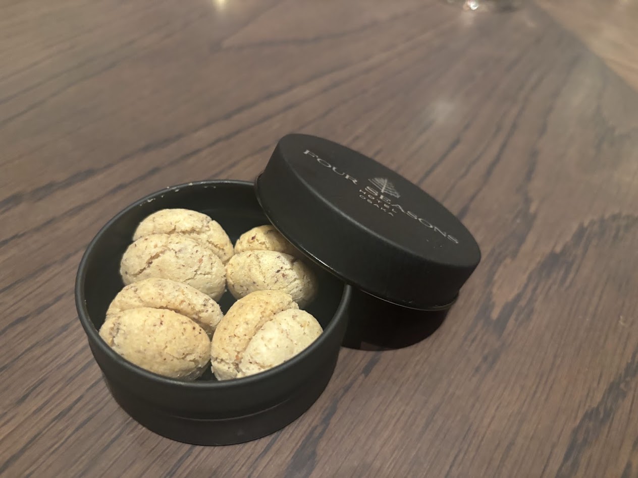 画像: 【デザート】オリーブオイルムース、チョコレートソルベ、グリオットチェリー