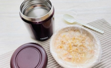 画像: 乾物と缶詰、チューブ調味料などを使って簡単にでき、身体にも優しいごはんです。 ＜材料(400mlスープジャー1杯分)＞ 無洗米・・・・・大さじ２（20g） お湯・・・・・・200ml 切り干し大根・・2g 【A】 鶏ささみ缶・・・・・1缶 おろし生姜・・・・・小さじ１ おろしにんにく・・・小さじ1/2 鶏がらスープの素・・小さじ1/2