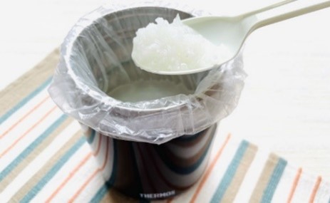 画像: 温かいお米を食べるとホッとする、そんな経験はありませんか？突然の被災時は体調を崩しやすいので、おかゆがおすすめ。避難所でもお湯さえあればできる基本のレシピです。 ＜材料(400mlスープジャー1杯分)＞ 無洗米・・大さじ２（20g） お湯・・・200ml