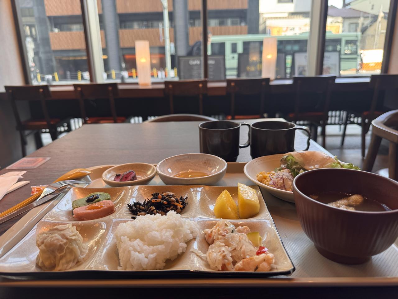 画像: 朝食は京都の町家を思わせる空間で