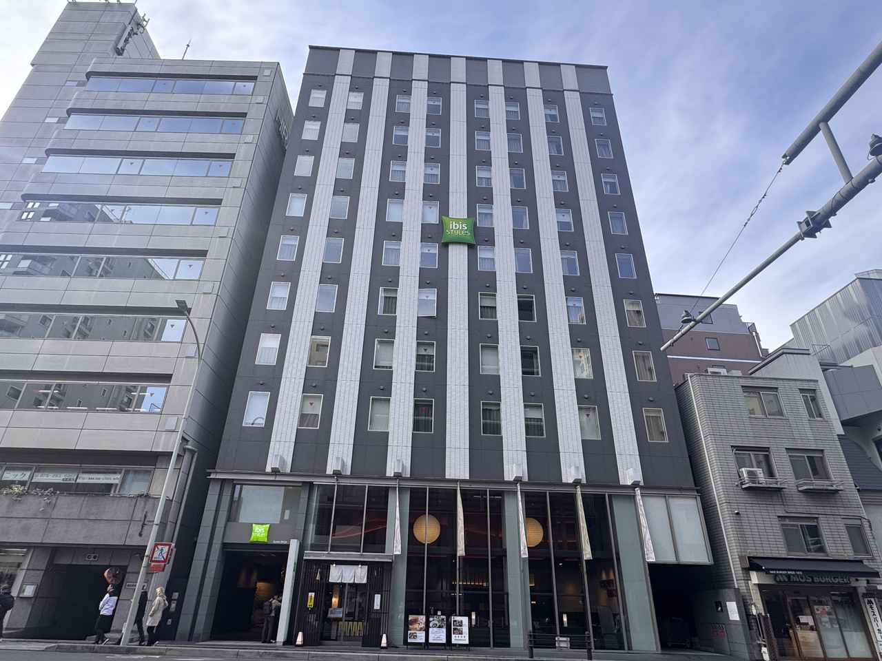 画像: ホテル目の前のバス停から撮影。