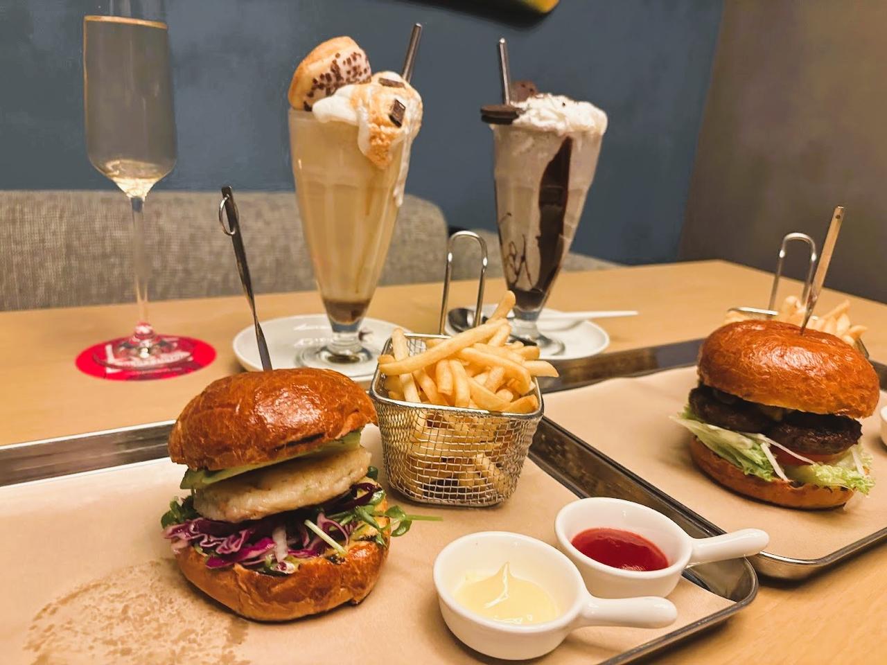 画像: 大阪堂島のスタイリッシュなホテルこだわりのクラフトバーガーの３月の月替わりはシーフードケーキ！驚きのボリュームシェイクと楽しんで