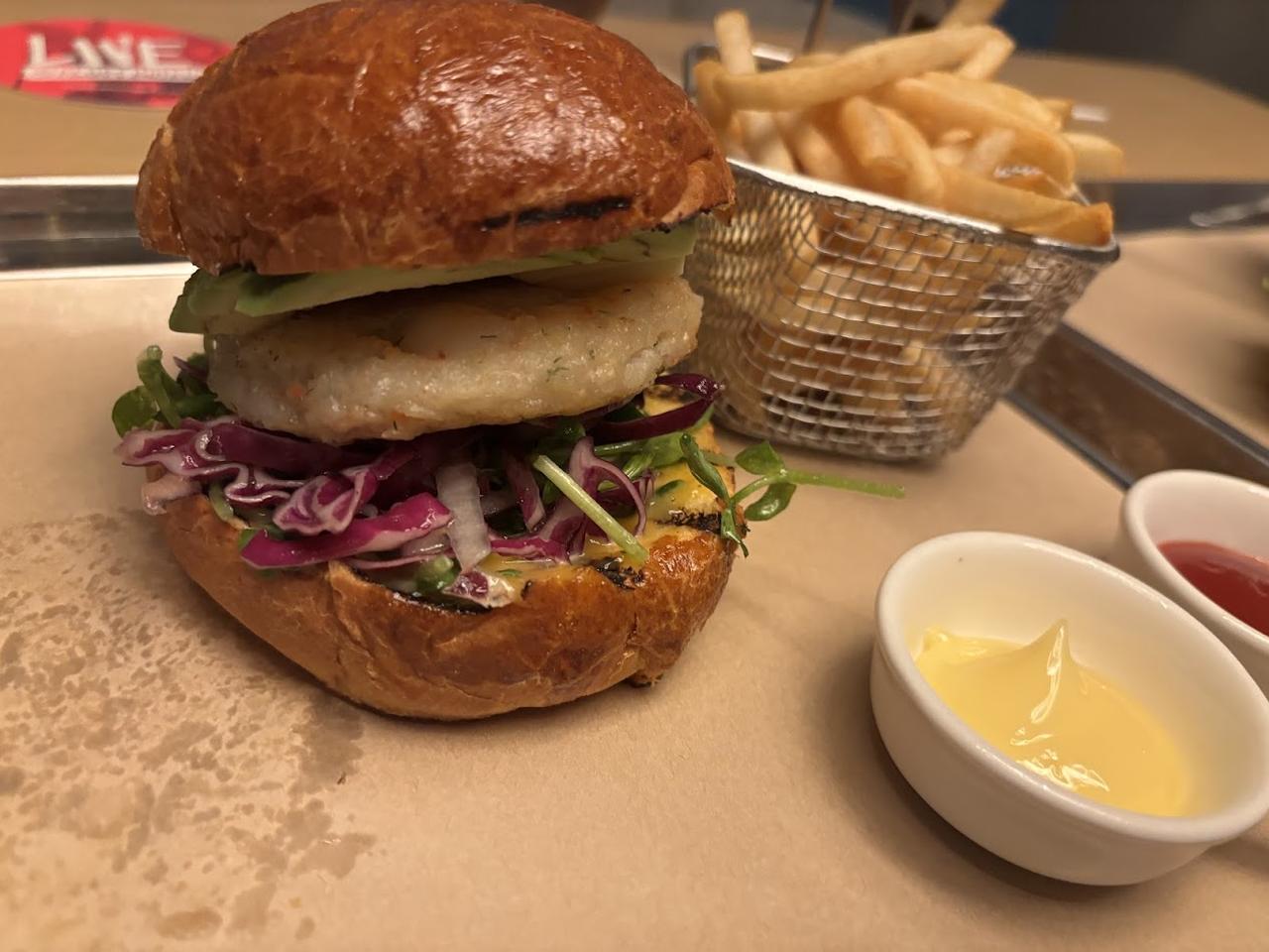 画像1: 3月限定 — シーフードケーキバーガー　1,800円