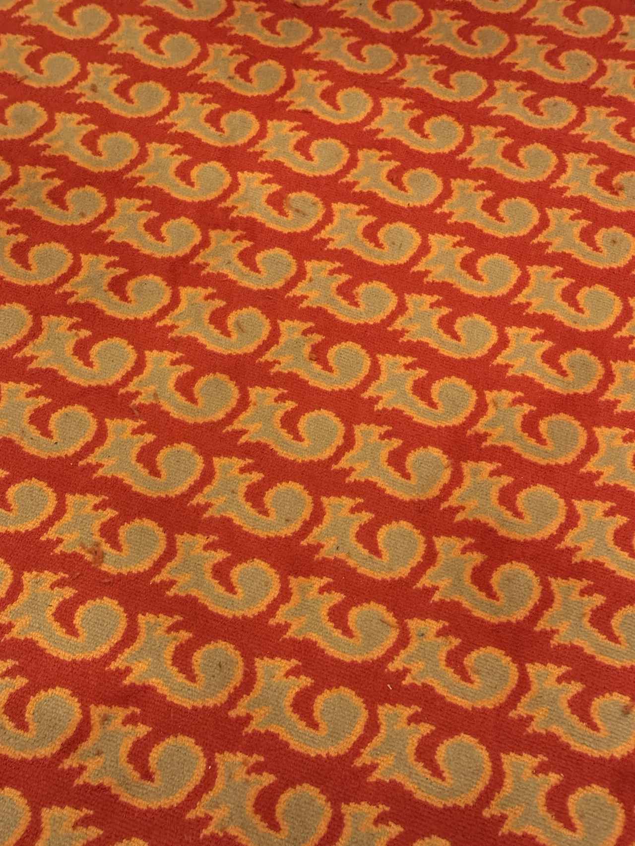 画像: リスを模したデザインの絨毯