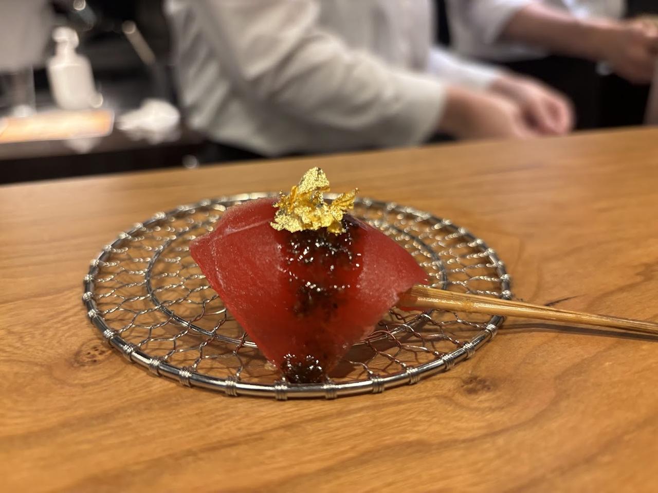 画像: 本鮪寿司揚げ(海苔わさびと金箔)