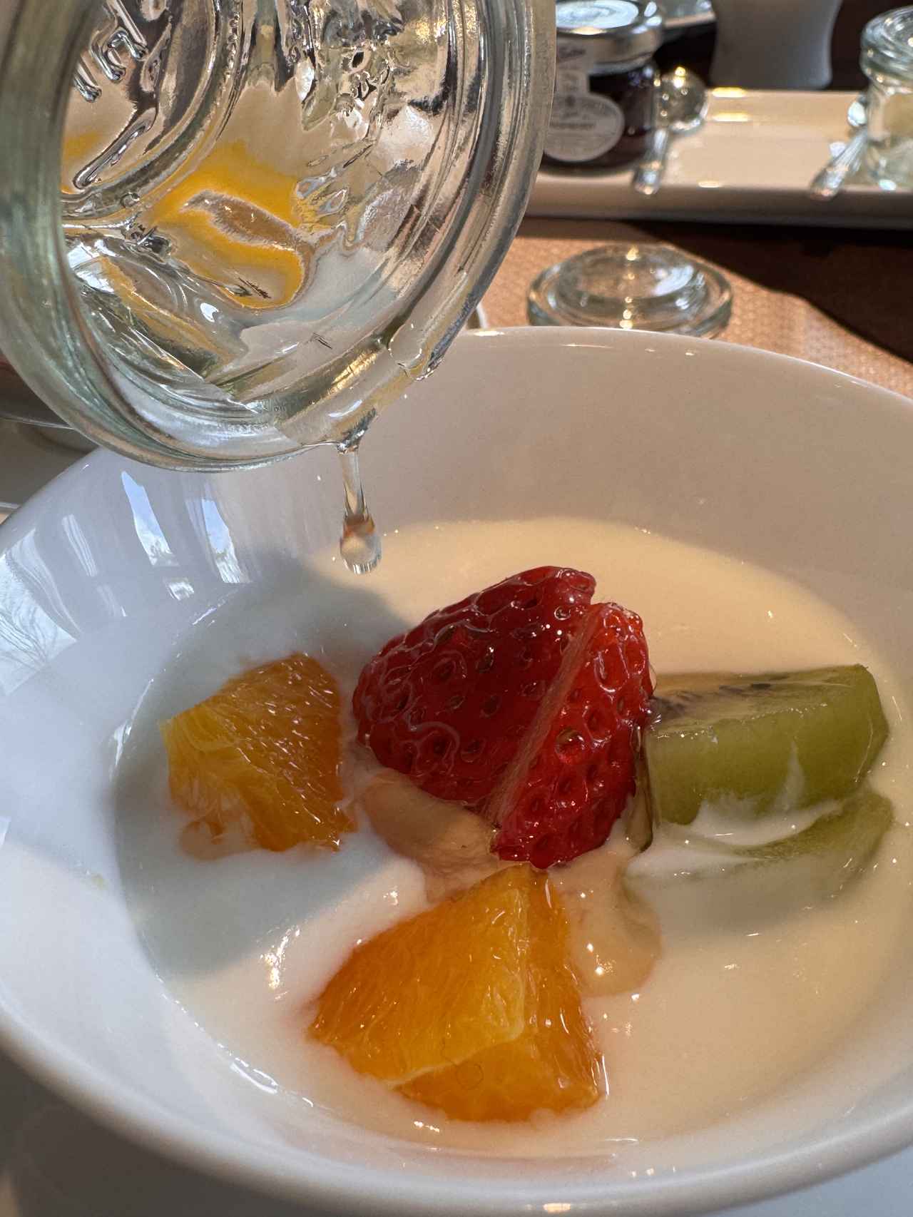 画像: 丹那全乳ヨーグルト　フルーツ添え