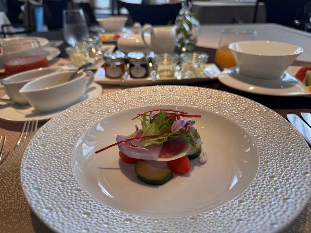 画像: トマトと彩り野菜のサラダ ビーツのアクセントで 2種類のドレッシングで 柑橘風味のドレッシング 曾我の梅ドレッシング