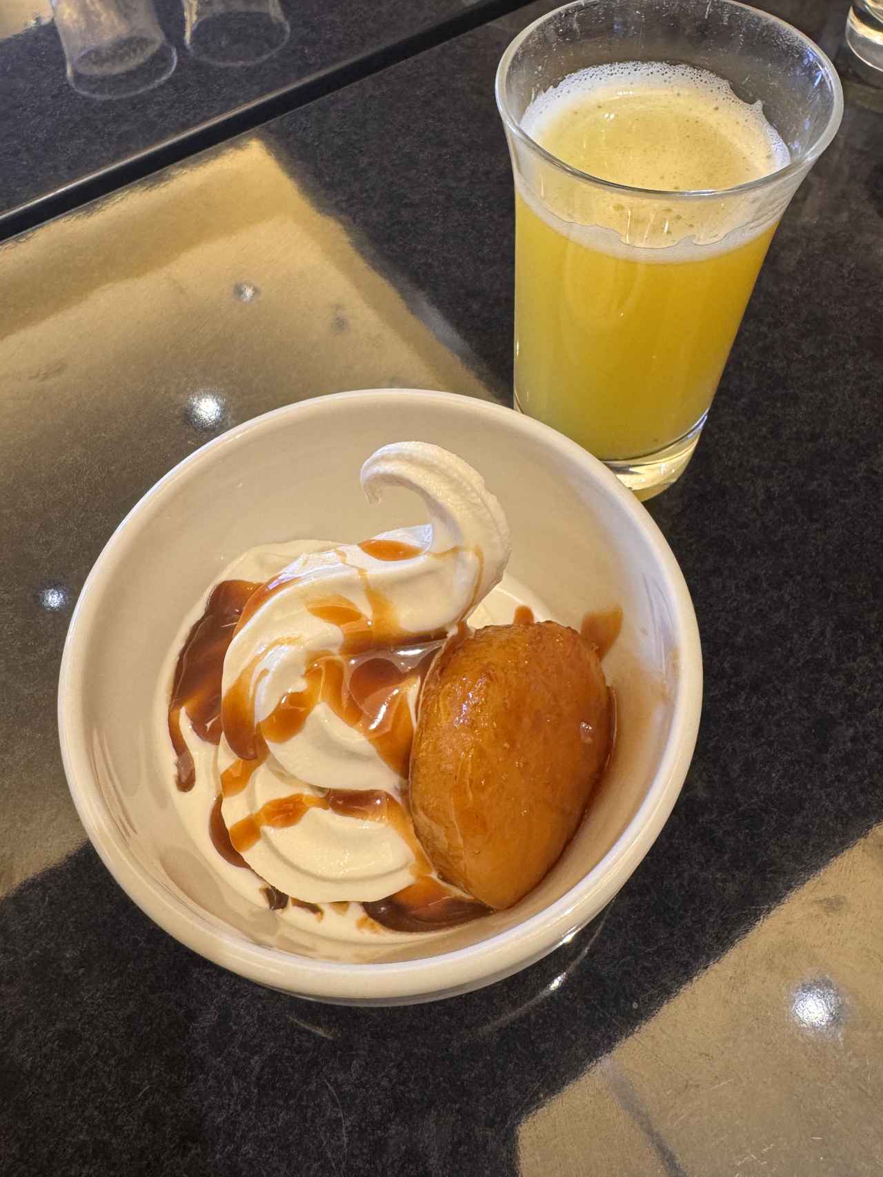 画像: 人気のアイスクリームに、もちもち食感のいももちをそっと忍ばせて、仕上げにキャラメルソースをとろり。 ひんやり軽やかなアイスと、ほんのり温かいいももちのコントラストがたまらなく、ひと口食べるたびに“幸せスイッチ”が入ります。乳脂肪分控えめのアイスだから、後味はすっきり。 そこにキャラメルの甘い香りが重なって、気づけばスプーンが止まらないおいしさに。