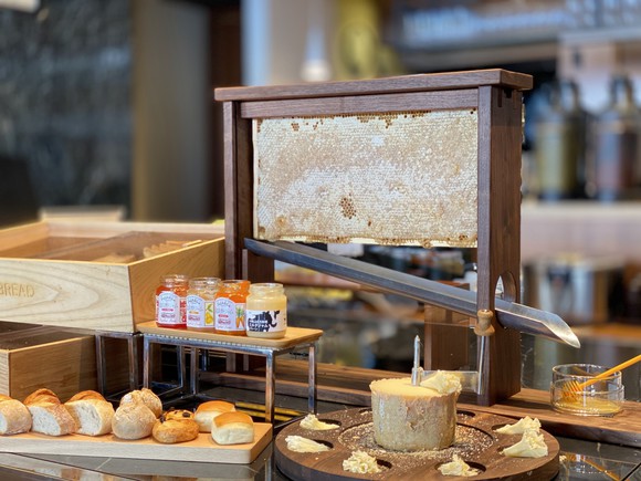 画像: 栄養価の高い、国産天然はちみつはテテドモアンヌチーズとご一緒にどうぞ