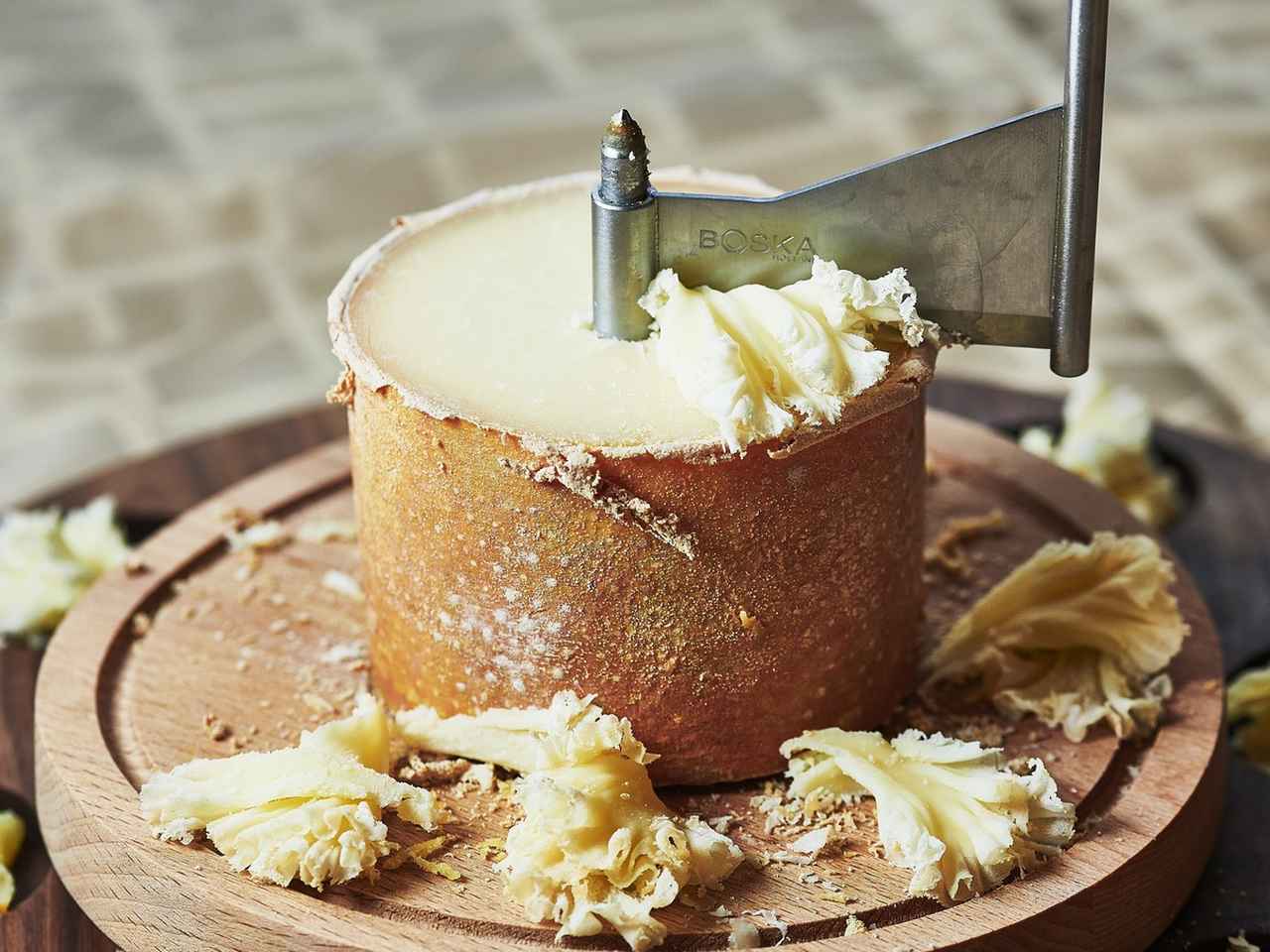 画像: 修道院で誕生したといわれる濃厚なテテドモアンヌチーズははちみつとの相性がバツグン